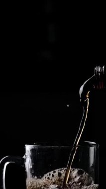 Damlalar ve sıçramalarla dolu kola, kafein zengini bir soda.