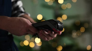 Kartla Kadın El Ödemeleri Pos Terminalinde Bulanık Yılbaşı Arkaplanına Karşı