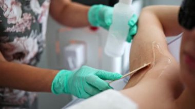 Bir güzellik kliniğinde genç bir kadın için koltuk altı epilasyonuna hazırlanın.