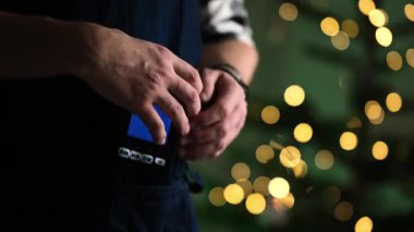 Garson, bulanık bir Noel geçmişine karşı Pos Terminalinden Bill Miktarı Girdi