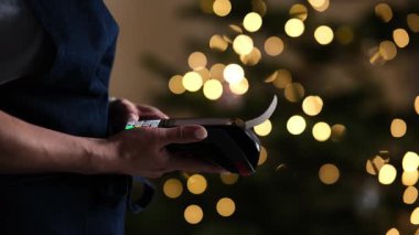 Noel Işıklarına Karşı Ödeme Terminal Yazdırma Fişi ile Garson