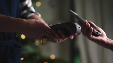 Noel 'de Bir Restoranda Kablosuz Fatura Ödeme İçin Akıllı Telefon Kullanan Kız