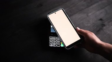 Kablosuz Terminal ile Ödeme yaparken Akıllı Telefon ekranında Başarılı Ödeme Süreci