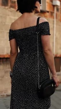 Genç Çekici Kadın, Avrupa 'nın tarihi bir şehrinde yürüyor, şehrin eski kısmından görüldü.