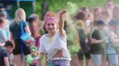 Holi Festivali 'nde Canlı Renkli Toz Ortasında Dans Eden Kız. Srem, Polonya - 02 Mayıs 2024