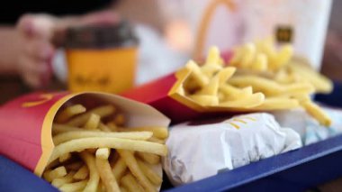 Poznan, Polonya - 28 Ağustos 2024: McDonalds Fast Food Restoranında Patates Kızartmasıyla Kahve İçen Kız