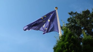 Avrupa Birliği Bayrağı Bir Direkte Gökyüzü Arkaplanında Dalgalanıyor