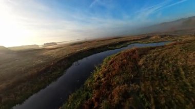 Nehir Üzerinde İnsansız Hava Aracı: Sisli Gündoğumu Manzarası