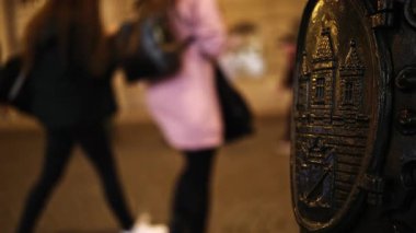 Prag 'ın Şehir Caddesinde Bir Fener Bakışına sahip Bas-Yardım