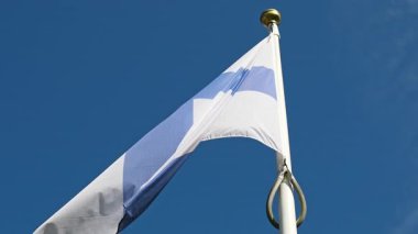 Finlandiya 'da Gökyüzü Arkaplanına Karşı Bayrak Dalgalanması