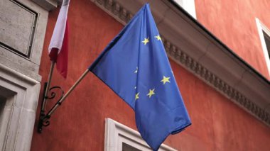Eu Bayrağı, Polonya 'da Bir Sokakta Sallanan Anahtar Sembol