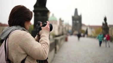 Kız Çarpıcı Charles Köprüsü 'nü Yakalıyor. Turistler Prag Büyüsünde Geziniyor