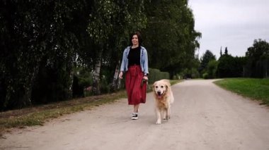 Kız, sabah rutininin bir parçası olarak sokaklarda sevimli bir av köpeği gibi yürüyor.