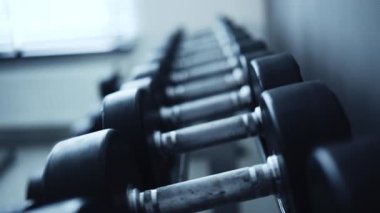 Spor salonundaki ağırlıklar, vücut geliştirme ve dayanıklılık eğitimi için ekipman.