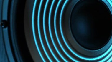 Müzik Sözcüsü Mavi Işık Altında Müzik Çalıyor