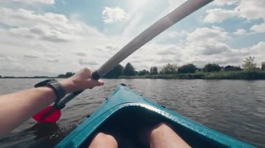 Gölde kano süren, kürekle kürek çeken, aktif olarak su sporlarına katılan bir adam.