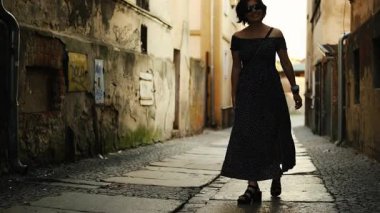 Çekici Genç Kadın Avrupa 'nın Tarihi Bölgesinde Yürüyor, Mutlu Kız Turist Merkezi gezmekten hoşlanıyor