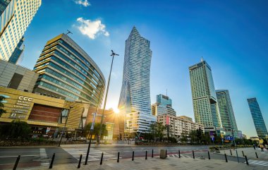 Varşova, Polonya - 10 Ağustos 2023: Polonya 'da Varşova Merkezinde Günbatımında İş Gökdelenleri Olan Şehir Merkezi