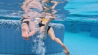 Anne ve kızı Aquapark Havuzu 'nda birlikte eğleniyorlar.