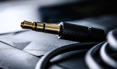 ses mini jack konnektörü ve kablolar görüntüyü kapatın