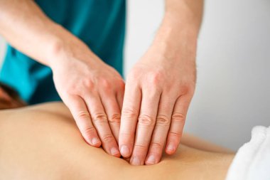 Profesyonel masör. Sırtındaki tetikleme noktalarına masaj yapıyor.