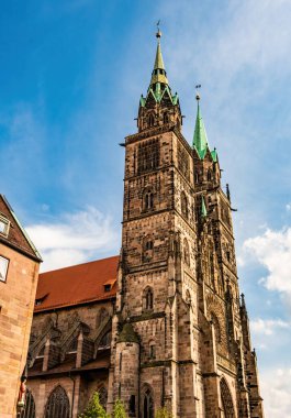 Almanya 'nın Nuremberg kentindeki eski şehir merkezindeki St. Lorenz Kilisesi. Bavyera, Avrupa 'da tarihi din kulesi inşaatı