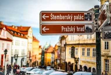 Prag 'ın eski bir kasabasındaki turistler için işaretler şehrin ana görüntülerini gösteriyor.