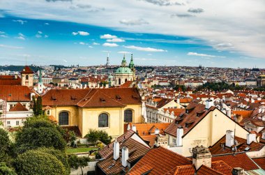 Prag 'da Eski Bir Kasabanın Şaşırtıcı Panoramik Manzarası Mavi Gökyüzü Altındaki Çatılar