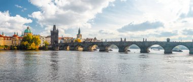 Prag 'ın Eski Kentinde Charles Köprüsü' nün İnanılmaz Panoramik Manzarası, Geniş Görüş