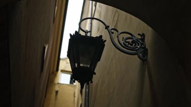 Ortaçağ Avrupa Binası, Varşova caddesinde bir kemerde eski bir fenerle dar bir sokakta cephe hattında.
