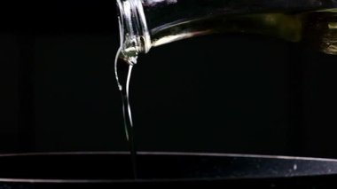 Bir yağ sürahisinden Yavaş Çekim Yağları Dökülüyor