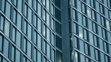 İş ve Finans cam kule ofis binası. Cam pencereleri gökyüzü manzaralı.