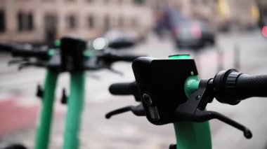 Şehrin caddesinde Kiralık Elektrikli Scooter 'lar