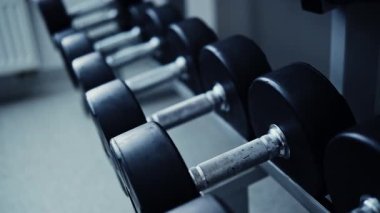 Spor salonunda eğitim ve vücut geliştirme için dambıllar, kapatın.