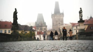 Prag 'ı gezmek için Charles Köprüsü ve Çakıl Taşı Köşkü' nün İnanılmaz Düşük Açı Manzarası