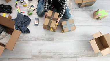 Kız Karton Kutuları Paketleme ve Paketleri Hazırlama