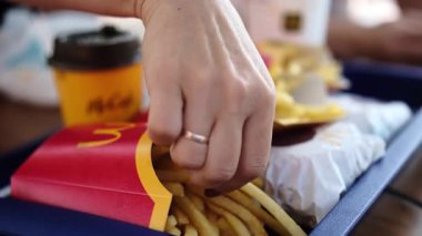 Poznan, Polonya - 28 Ağustos 2024: McDonalds Fast Food Restoranında Kızarmış Patates Yiyen Kız