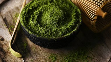 Kavanozda kibrit yeşili çay tozu çırpmak için çırpma ve bambu kaşığı