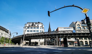 Hamburg 'un Kalbinde Yükselen Metro Yolu ile Muhteşem Yaz Kavşağı