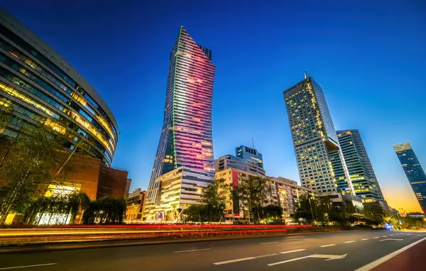 Varşova 'da Ticari Yüksek Binaların Olduğu Sokakta Gece İzleri