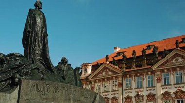Jan Hus Anıtı ve Prag 'daki eski pazar meydanında Tyn' den önce Meryem Ana 'nın Kilisesi