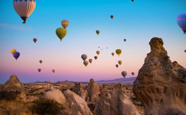 Kapadokya 'daki Sıcak Hava Balonları Türkiye Dağların Üzerinde Bir Turist Uçuşu Sağladı