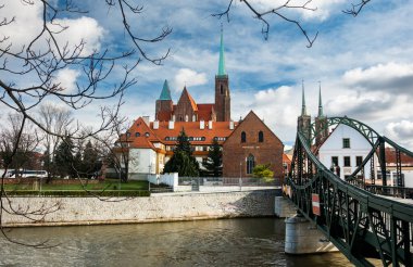 Oder Nehri 'nin üzerindeki eski köprü Wroclaw' da Tarih Merkezi 'ne gidiyor.