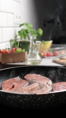 Kırmızı somonu ocağın üstünde kızartmak tüm aile için sağlıklı yemekler pişirmek, dikey video.