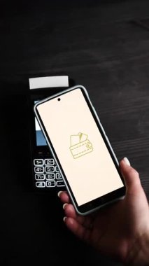 Ödeme İşlemleri ve Onaylanmış Durum Bir Akıllı Telefon Ekranında Bir Masa Üstü Görünümü, Dikey Video