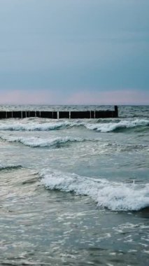 Yavaş çekimde bulutlu bataklıkta deniz suyunda inanılmaz dalgalar akıyor.