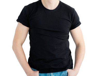 Erkek manken beyaz arka planda siyah bir tişört giyer.