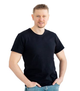 Beyaz bir arka planda, üzerinde fotokopi alanı olan siyah bir gömlek giyen mutlu bir adam.