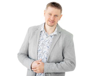 Gri ceketli yakışıklı adam beyaz bir arka planda izole edilmiş.