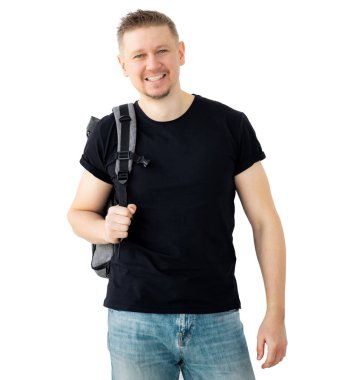 Sırt çantalı gülümseyen adam beyaz arka planda boş bir tişört giyiyor.